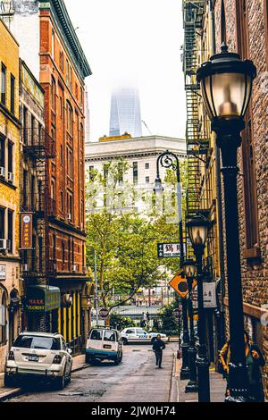 Mann, der in Chinatown New York die Straße hochläuft Stockfoto