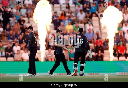 Tom Lammonby von Manchester Originals feiert den Auftritt von Ben McDermott, den London Spirit, beim Herrenspiel der Hundert Eliminatoren im Ageas Bowl in Southampton. Bilddatum: Freitag, 2. September 2022. Stockfoto