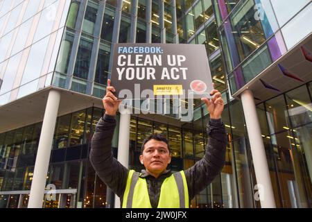 London, Großbritannien. 2. September 2022. GUILLERMO CAMACHO hält ein Plakat mit der Aufschrift „Facebook bereinigen Sie Ihre Handlung“ hoch. Demonstranten, darunter Mitglieder von Amnesty UK, versammelten sich vor den Büros von Meta (ehemals Facebook) in London in Solidarität mit Guillermo Camacho, einem saubereren und Gewerkschaftsführer, der 2021 von einem der Vertragspartner von Meta entlassen wurde, nachdem er einen Protest gegen das Unternehmen wegen der Arbeitsbedingungen veranstaltet hatte. Amnesty hat Meta vorgeworfen, die Arbeitnehmerrechte verletzt zu haben. Stockfoto