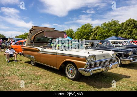 1959 Ford Galaxie Skyliner, ausgestellt auf der American Auto Club Rally of the Giants, die am 10. Juli 2022 im Blenheim Palace stattfand Stockfoto