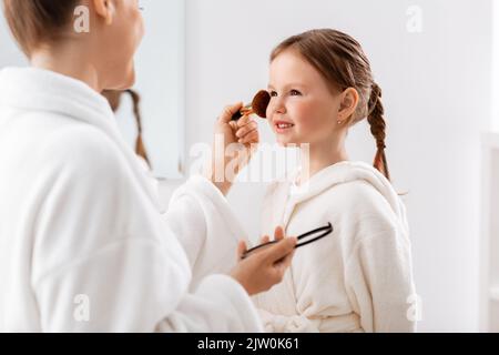 Mutter und Tochter, die Make-up im Badezimmer Stockfoto