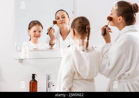 Mutter und Tochter, die Make-up im Badezimmer Stockfoto