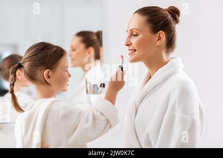 Mutter und Tochter, die Make-up im Badezimmer Stockfoto