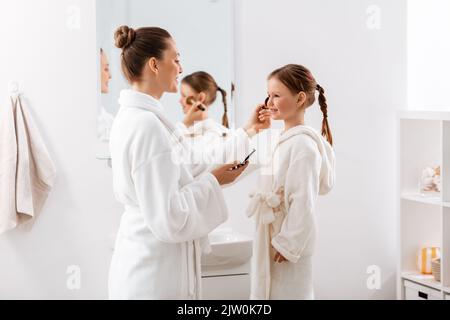 Mutter und Tochter, die Make-up im Badezimmer Stockfoto