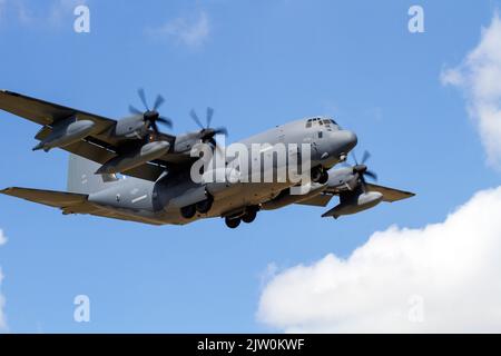 Lockheed Martin MC-130J Commando II (L-382) reg 13-5776 Landung am R10 8.. August 2022, RAF Mildenhall im Vereinigten Königreich Stockfoto