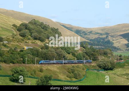 TransPennine Express Hitachi Bi-Mode-Klasse 802 Nova 1 Mehrzugzug auf der West Coast Main Line in Lune Gorge, Cumbria am 2.. September 2022. Stockfoto