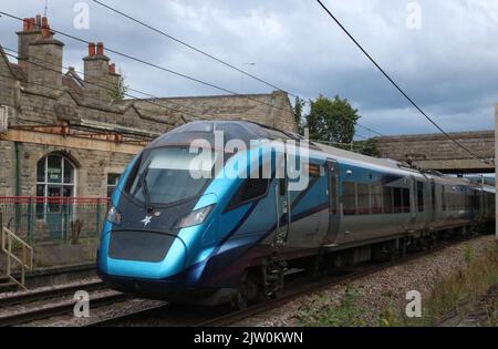 TransPennine Express Klasse 397 Civity Nova 2 Elektrozug durch Carnforth auf der West Coast Main Line am 31.. August 2022. Stockfoto