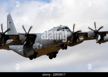 Lockheed Martin MC-130J Commando II (L-382) reg 13-5776 Landung am R10 8.. August 2022, RAF Mildenhall im Vereinigten Königreich Stockfoto