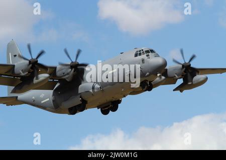 Lockheed Martin MC-130J Commando II (L-382) reg 13-5776 Landung am R10 8.. August 2022, RAF Mildenhall im Vereinigten Königreich Stockfoto