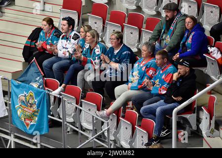 Trinec, Tschechische Republik. 02. September 2022. Die Fans der Belfast Giants werden während des Champions Hockey League, Gruppe H, Spiel HC Ocelari Trinec gegen Belfast Giants, am 2. September 2022 in Trinec, Tschechische Republik, gesehen. Kredit: Jaroslav Ozana/CTK Foto/Alamy Live Nachrichten Stockfoto