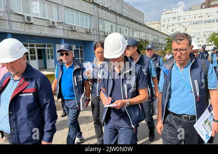 Enerhodar, Ukraine. 01. September 2022. Mitglieder der Internationalen Atomenergiebehörde (IAEA) inspizieren am Donnerstag, dem 1. September 2022, das Kernkraftwerk Zaporizhzhia in Enerhodar im Südosten der Ukraine. Ein UN-IAEA-Inspektionsteam kam am Donnerstag - inmitten von Kämpfen zwischen russischen und ukrainischen Streitkräften - im ukrainischen Atomkraftwerk Saporischschschja an, um es vor einer Katastrophe zu schützen. Foto: (IAEA) Press Office/UPI Credit: UPI/Alamy Live News Stockfoto