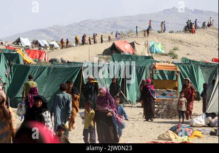 Jamshoro, Pakistan. 2. September 2022. Am 1. September 2022 werden im Distrikt Jamshoro, Provinz Sindh, Pakistan, Menschen mit Überschwemmungsgefahr gesehen. Die jüngsten Überschwemmungen in Pakistan haben seit Mitte Juni mehr als 33 Millionen Menschen getroffen, mehr als 1.200, darunter 400 Kinder, getötet und mehr als 6.000 Menschen verletzt, so die National Disaster Management Authority. Quelle: Str/Xinhua/Alamy Live News Stockfoto