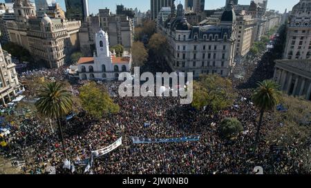 Buenos Aires, Argentinien. 02. September 2022. Dutzende von Menschen marschieren während einer Kundgebung einen Tag nach der Führung eines Mannes mit einer geladenen Waffe auf Vizepräsident Fernandez de Kirchner vor ihrer Wohnung zum Regierungspalast auf der Plaza de Mayo. Regierungsquellen zufolge entkam Fernandez de Kirchner knapp einem Attentat. Der Hintergrund war zunächst unklar. Quelle: Martin Cossarini/dpa/Alamy Live News Stockfoto