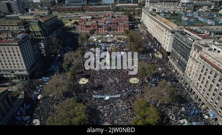 Buenos Aires, Argentinien. 02. September 2022. Dutzende von Menschen marschieren während einer Kundgebung einen Tag nach der Führung eines Mannes mit einer geladenen Waffe auf Vizepräsident Fernandez de Kirchner vor ihrer Wohnung zum Regierungspalast auf der Plaza de Mayo. Regierungsquellen zufolge entkam Fernandez de Kirchner knapp einem Attentat. Der Hintergrund war zunächst unklar. Quelle: Martin Cossarini/dpa/Alamy Live News Stockfoto