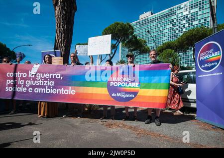 Rom, Italien. 02. September 2022. Luigi De Magistris startete den Wahlkampf der Volksunion mit einem Protest vor dem Eni-Hauptquartier in Rom. Der ehemalige Bürgermeister von Neapel versammelte einige Kandidaten und Mitglieder seiner Liste auf der Piazzale Enrico Mattei, um gegen die teuren Rechnungen zu protestieren und eine höhere Besteuerung von zusätzlichen Gewinnen zu fordern.Kredit: Independent Photo Agency/Alamy Live News Stockfoto