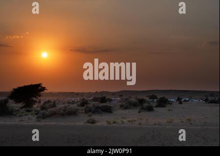 Schöner Sonnenuntergang an den Sanddünen der Thar Wüste, Rajasthan, Indien. wolkiger Himmel oben. Stockfoto