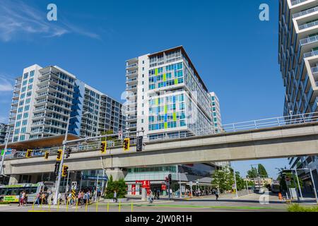 Stadtlandschaften von Richmond. Innenstadt mit modernen Wohngebäuden in Richmond BC, Kanada. Mehrfamilienhäuser im Wohnviertel von Richmond-August 2 Stockfoto