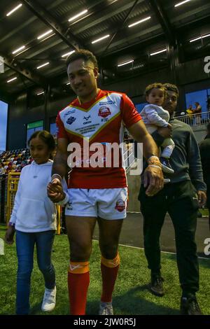 Sheffield, Großbritannien. 02. September 2022. *** Sheffield Eagles Quentin Laulu-Togoga'e führt das Team bei seinem professionellen Auftritt 300. während des Wettlaufs der Betfred Championship zwischen Sheffield Eagles und Featherstone Rovers am 2. September 2022 vor. Foto von Simon Hall. Nur zur redaktionellen Verwendung, Lizenz für kommerzielle Nutzung erforderlich. Keine Verwendung bei Wetten, Spielen oder Veröffentlichungen einzelner Clubs/Vereine/Spieler. Kredit: UK Sports Pics Ltd/Alamy Live Nachrichten Stockfoto