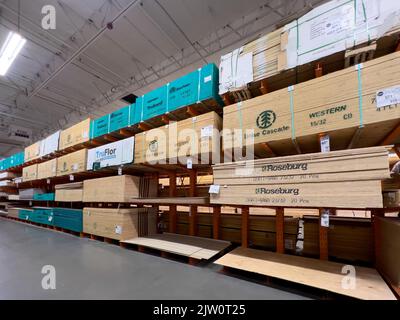 Victorville, CA, USA – 29. August 2022: Großer Gang aus Sperrholzplatten in einem Home Depot inDepot in Victorville, Kalifornien. Stockfoto