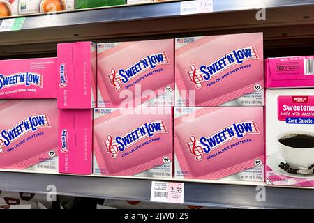 Victorville, CA, USA – 2. September 2022: Kisten mit Süßstoff Sweet'n Low auf einem Ladenregal im Winco Supermarkt in Victorville, Kalifornien. Stockfoto