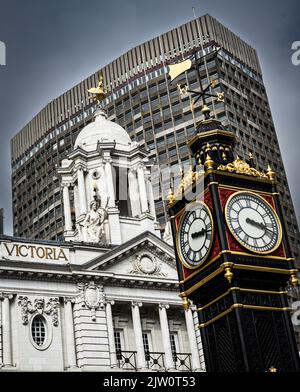 Low-Angle-Aufnahme eines kleinen Ben Clock-Turms an der Victoria Street und des berühmten Victoria Palace Theatre in London, England, Großbritannien Stockfoto