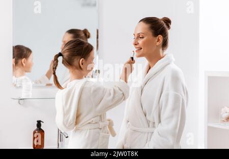 Mutter und Tochter, die Make-up im Badezimmer Stockfoto