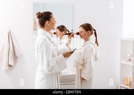 Mutter und Tochter, die Make-up im Badezimmer Stockfoto