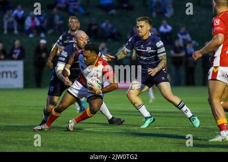 Sheffield, Großbritannien. 02. September 2022. *** Sheffields Quntin Laulau Togaga'e wird am 2. September 2022 von Featherstone während des Wettlaufs der Betfred Championship zwischen Sheffield Eagles und Featherstone Rovers ausgetragen. Foto von Simon Hall. Nur zur redaktionellen Verwendung, Lizenz für kommerzielle Nutzung erforderlich. Keine Verwendung bei Wetten, Spielen oder Veröffentlichungen einzelner Clubs/Vereine/Spieler. Kredit: UK Sports Pics Ltd/Alamy Live Nachrichten Stockfoto