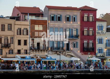 Die Uferpromenade im Hafen von chania auf kreta, griechenland, Tavernen am Abend im hafen von chania auf kreta, Gäste und Touristen im hafen von chania auf kreta. Stockfoto