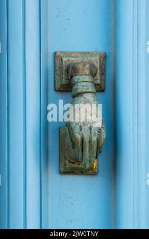 Antqique Türklopfer in Form von Hand, antike Türmöbel, Messing Türklopfer in Form von Hand, skulpturale Messing Türmöbel handgeformt. Stockfoto