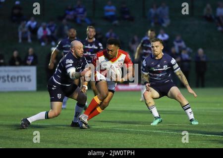 Sheffield, Großbritannien. 02. September 2022. ***QLT of Sheffield wird am 2. September 2022 von John Davies von Featherstone während des Wettlaufs der Betfred Championship zwischen Sheffield Eagles und Featherstone Rovers ausgetragen. Foto von Simon Hall. Nur zur redaktionellen Verwendung, Lizenz für kommerzielle Nutzung erforderlich. Keine Verwendung bei Wetten, Spielen oder Veröffentlichungen einzelner Clubs/Vereine/Spieler. Kredit: UK Sports Pics Ltd/Alamy Live Nachrichten Stockfoto