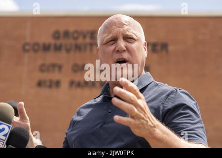 Jackson, USA. 02. September 2022. Mitch Landrieu, Senior Advisor von Präsident Biden, spricht über die aktuelle Wasserkrise in Jackson, Mississippi, am Freitag, den 2. September 2022. Jackson hat Tage ohne zuverlässige Wasserversorgung hinter sich, als die Hauptaufbereitungsanlage durch Flußfluten zum Scheitern verurteilt war. Foto von Ken Cedeno/UPI Credit: UPI/Alamy Live News Stockfoto