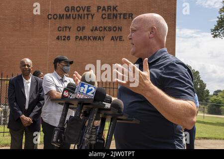 Jackson, USA. 02. September 2022. Mitch Landrieu, Senior Advisor von Präsident Biden, spricht über die aktuelle Wasserkrise in Jackson, Mississippi, am Freitag, den 2. September 2022. Jackson hat Tage ohne zuverlässige Wasserversorgung hinter sich, als die Hauptaufbereitungsanlage durch Flußfluten zum Scheitern verurteilt war. Foto von Ken Cedeno/UPI Credit: UPI/Alamy Live News Stockfoto