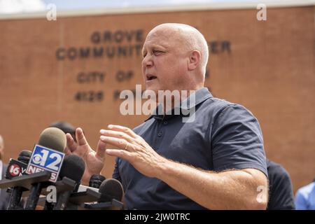 Jackson, USA. 02. September 2022. Mitch Landrieu, Senior Advisor von Präsident Biden, spricht über die aktuelle Wasserkrise in Jackson, Mississippi, am Freitag, den 2. September 2022. Jackson hat Tage ohne zuverlässige Wasserversorgung hinter sich, als die Hauptaufbereitungsanlage durch Flußfluten zum Scheitern verurteilt war. Foto von Ken Cedeno/UPI Credit: UPI/Alamy Live News Stockfoto