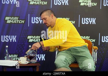 Kiew, Ukraine. 02. September 2022. KIEW, UKRAINE - 02. SEPTEMBER 2022 - der aktuelle WBA, WBO, IBF, IBO und der Ring-Schwergewichtsweltmeister Oleksandr Usyk treffen zum ersten Mal den ukrainischen Journalisten nach seinem Sieg über den britischen Boxer Anthony Joshua in Kiew, der Hauptstadt der Ukraine. Kredit: Ukrinform/Alamy Live Nachrichten Stockfoto