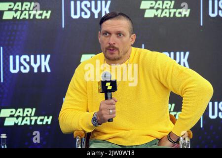 Kiew, Ukraine. 02. September 2022. KIEW, UKRAINE - 02. SEPTEMBER 2022 - der aktuelle WBA, WBO, IBF, IBO und der Ring-Schwergewichtsweltmeister Oleksandr Usyk treffen zum ersten Mal den ukrainischen Journalisten nach seinem Sieg über den britischen Boxer Anthony Joshua in Kiew, der Hauptstadt der Ukraine. Kredit: Ukrinform/Alamy Live Nachrichten Stockfoto