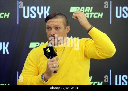 Kiew, Ukraine. 02. September 2022. KIEW, UKRAINE - 02. SEPTEMBER 2022 - der aktuelle WBA, WBO, IBF, IBO und der Ring-Schwergewichtsweltmeister Oleksandr Usyk treffen zum ersten Mal den ukrainischen Journalisten nach seinem Sieg über den britischen Boxer Anthony Joshua in Kiew, der Hauptstadt der Ukraine. Kredit: Ukrinform/Alamy Live Nachrichten Stockfoto