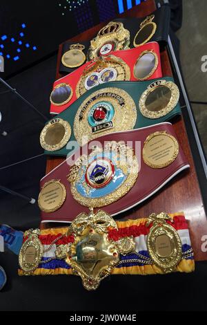 Kiew, Ukraine. 02. September 2022. KIEW, UKRAINE - 02. SEPTEMBER 2022 - Boxgurte eines IBF, WBA, WBO, IBO und des Ring-Schwergewichtsweltmeisters Oleksandr Usyk, Kiew, Hauptstadt der Ukraine. Kredit: Ukrinform/Alamy Live Nachrichten Stockfoto