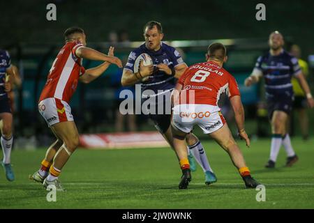 Sheffield, Großbritannien. 02. September 2022. ** Featherstones James Lockwood durchbricht am 2. September 2022 während des Wettlaufs der Betfred Championship zwischen Sheffield Eagles und Featherstone Rovers. Foto von Simon Hall. Nur zur redaktionellen Verwendung, Lizenz für kommerzielle Nutzung erforderlich. Keine Verwendung bei Wetten, Spielen oder Veröffentlichungen einzelner Clubs/Vereine/Spieler. Kredit: UK Sports Pics Ltd/Alamy Live Nachrichten Stockfoto