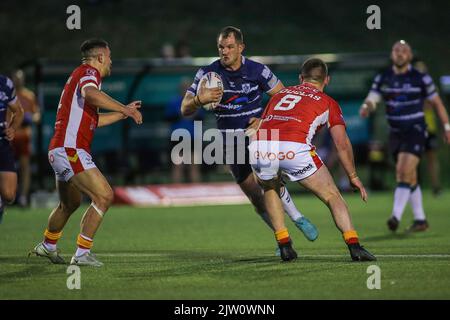 Sheffield, Großbritannien. 02. September 2022. ***James Lockwood von Featherstone bricht am 2. September 2022 während des Wettlaufs der Betfred Championship zwischen Sheffield Eagles und Featherstone Rovers durch. Foto von Simon Hall. Nur zur redaktionellen Verwendung, Lizenz für kommerzielle Nutzung erforderlich. Keine Verwendung bei Wetten, Spielen oder Veröffentlichungen einzelner Clubs/Vereine/Spieler. Kredit: UK Sports Pics Ltd/Alamy Live Nachrichten Stockfoto