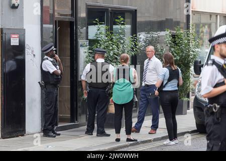 Im koreanischen Restaurant Arirang in der Poland Street an der Oxford Street soll es zu tödlichen Stichen gekommen sein. Polizei und Forensik kommen am an Stockfoto