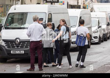 Im koreanischen Restaurant Arirang in der Poland Street an der Oxford Street soll es zu tödlichen Stichen gekommen sein. Polizei und Forensik kommen am an Stockfoto