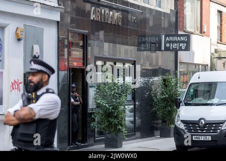 Im koreanischen Restaurant Arirang in der Poland Street an der Oxford Street soll es zu tödlichen Stichen gekommen sein. Polizei und Forensik kommen am an Stockfoto