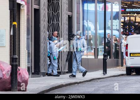 Im koreanischen Restaurant Arirang in der Poland Street an der Oxford Street soll es zu tödlichen Stichen gekommen sein. Polizei und Forensik kommen am an Stockfoto