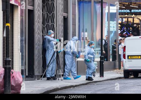 Im koreanischen Restaurant Arirang in der Poland Street an der Oxford Street soll es zu tödlichen Stichen gekommen sein. Polizei und Forensik kommen am an Stockfoto