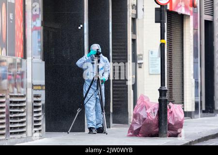 Im koreanischen Restaurant Arirang in der Poland Street an der Oxford Street soll es zu tödlichen Stichen gekommen sein. Polizei und Forensik kommen am an Stockfoto