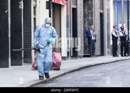 Im koreanischen Restaurant Arirang in der Poland Street an der Oxford Street soll es zu tödlichen Stichen gekommen sein. Polizei und Forensik kommen am an Stockfoto