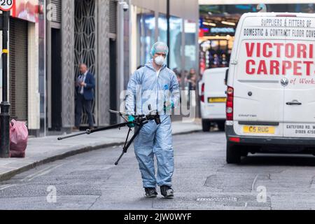 Im koreanischen Restaurant Arirang in der Poland Street an der Oxford Street soll es zu tödlichen Stichen gekommen sein. Polizei und Forensik kommen am an Stockfoto