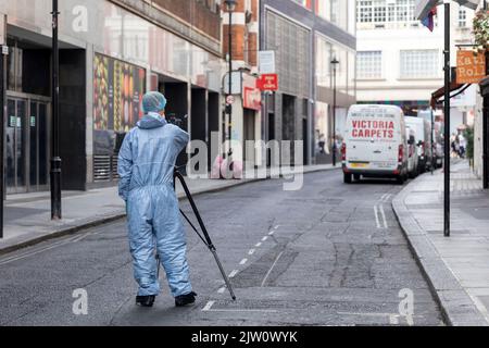 Im koreanischen Restaurant Arirang in der Poland Street an der Oxford Street soll es zu tödlichen Stichen gekommen sein. Polizei und Forensik kommen am an Stockfoto