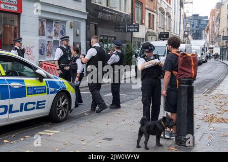 Im koreanischen Restaurant Arirang in der Poland Street an der Oxford Street soll es zu tödlichen Stichen gekommen sein. Polizei und Forensik kommen am an Stockfoto